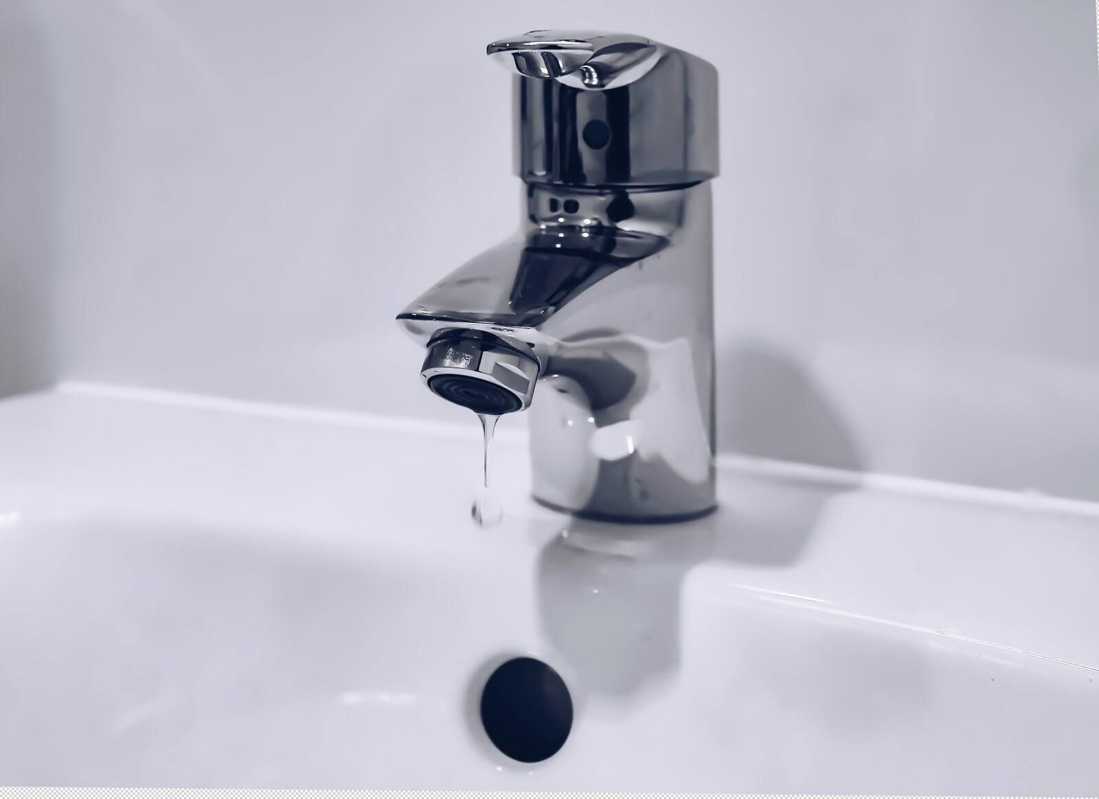 Eau coulant d'un robinet en inox