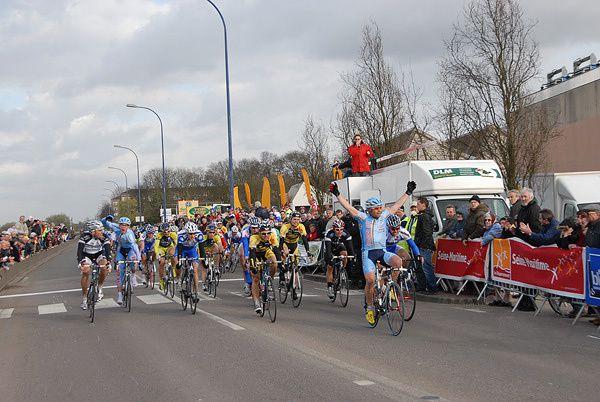 29ème édition du Tour de Normandie cycliste du 23 au 29 mars 2009, de passage à Elbeuf (76). Le peloton est groupé à quelques kilomètres de la ligne d'arrivée. Quelques images de la 30è édition en 2010 au même endroit.