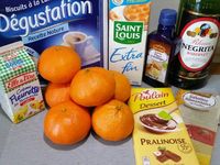 1 - Faire ramollir la gélatine dans l'eau froide. Préparer le sucre. Eplucher et peler 3 mandarines, les passer au mixeur avec 50 gr de sucre.