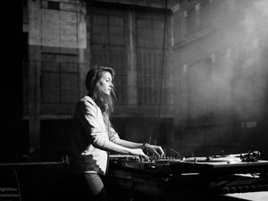 charlotte de witte, le nouvel espoir de la techno belge avec des productions volontairement dark et oniriques