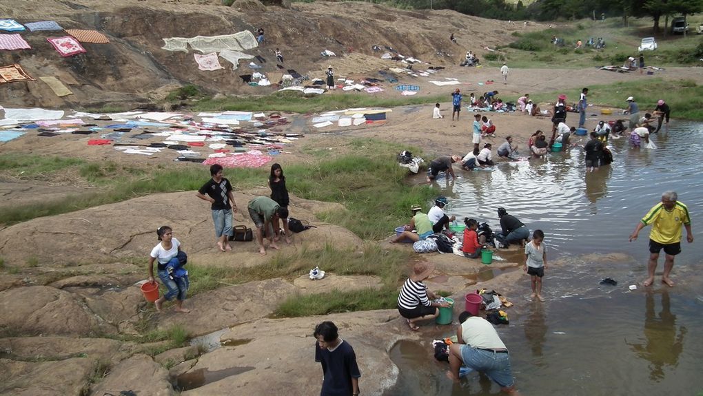 Ampasimbe RN2. Chez les Malgaches, il est de coutume, dans la semaine après le décès d'un proche, de laver le linge (habits, linge de maison). Photos : Jeannot Ramambazafy