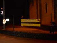 Banderolles annoncant l 'AG citoyenne installees aux entrees sorties de Rochemaure 