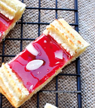 Biscuits nappage fraise à la crème d'amande