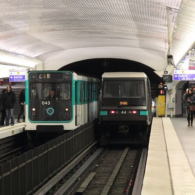 Le dernier métro où l'on cause, dialogue de comédie en un acte (première partie)