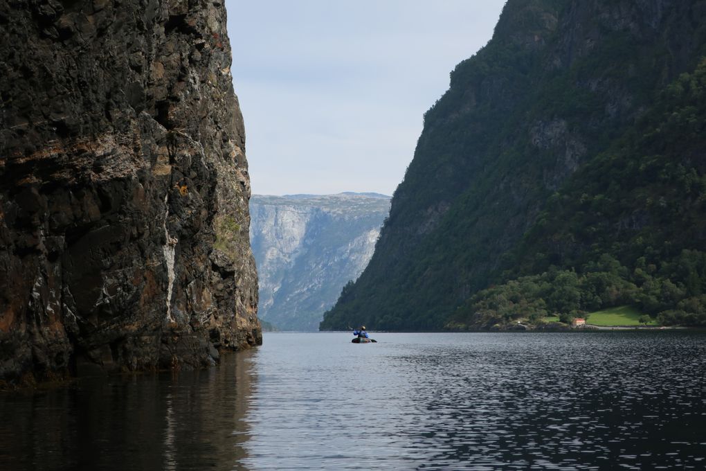 Packraft sur le Nærøyfjord filmé en drone Avata... Norvège (06/09/2023)