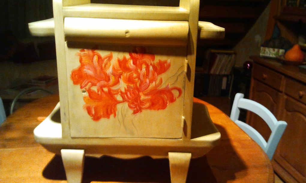 Voici trois étapes de la réalisation d'une petite table de nuit, première étape le passage d'une sous couche, peinture mat acrylique, puis application du gesso avec une légère teinte couleur sable , puis réalisation d'une fleur pour personnalisé l'objet 