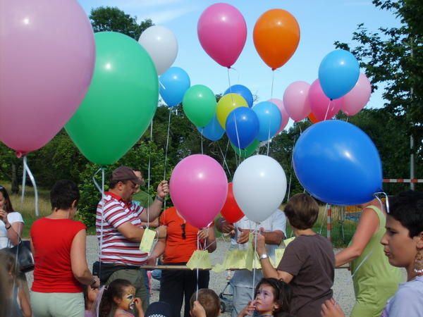 photos des jeux, du lâcher de ballons et du spectacle lors  la fête de l'école du 04 juillet 2008