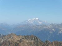 Au sommet, en compagnie de Lucky. Un zoom sur le Mont Blanc et on amorce la descente.