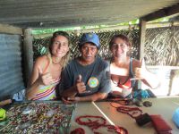 On s'envole pour Huahine. On rejoint en bateau une superbe plage où le gardien nous accueille avec ses bijoux confectionnés avec coquillages, graines...Moments très sympathiques, de partage, de générosité, de sourires...Fabien sur les échasses, Julien à la pose chapeau... 