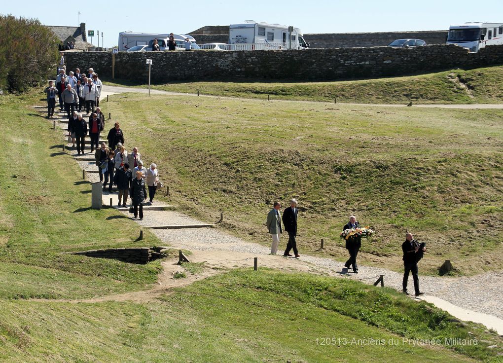 Dim 13 mai 2012 - visite de l'association des anciens du Prytanée Militaire. Dépôt de gerbes à la stèle et moment de recueillement au cénotaphe. En présence du VAE Labonne, Préfet Maritime de  l'Atlantique et de M Bacor, maire de Plougonvelin