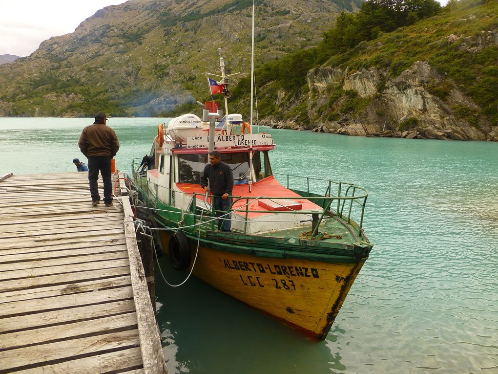 So let's get back where we stopped! At the end of the Carretera Austral, in Villa O'Higgins, I (and many other cyclists) took an old-fashioned boat to get to the Chilean border. It was actually a great occasion to get to know better many cyclists, as I had been mostly cycling alone during the days I hadn't had that much time to get to know them, just crossing their path here and there. The lake was not really peaceful, and the trip fairly long (4 hours)... An hour more and at least 4 or 5 of us would have been really sick. It was awesome to all reunite on the boat, I even met Flo and Tom again, that I had met once before in the middle of the Salar de Uyuni. They were really surprised to see me as I had told them at the time that I was going back home in December. Plans change...