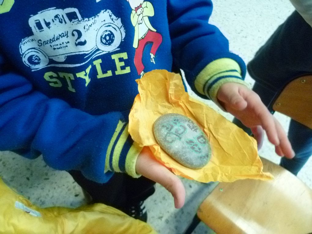 cycle 3: jeux de société autour de la carte d'une cité précolombienne, enigmes et défis pour découvrir des trésors, créations autour des incas et des mayas,création d'une mini boite en origami et de bagdes prénomes avec une lettre moquette, galets décorés de ses initiales en signes mayas