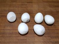 1 - Cuire les oeufs de caille dans une casserole d'eau bouillante pendant 4 mn. Les refroidir et les écaler. Couper les tomates cerises en deux et les épépiner. Enfoncer la partie la plus pointue de chaque oeuf  dans les moitiés de tomates, enfiler le tout sur des petites piques en bois en positionnant une feuille de persil plat à la base. Décorer le chapeau du champignon ainsi formé de petits points de mayonnaise et servir en bouchées apéritives.