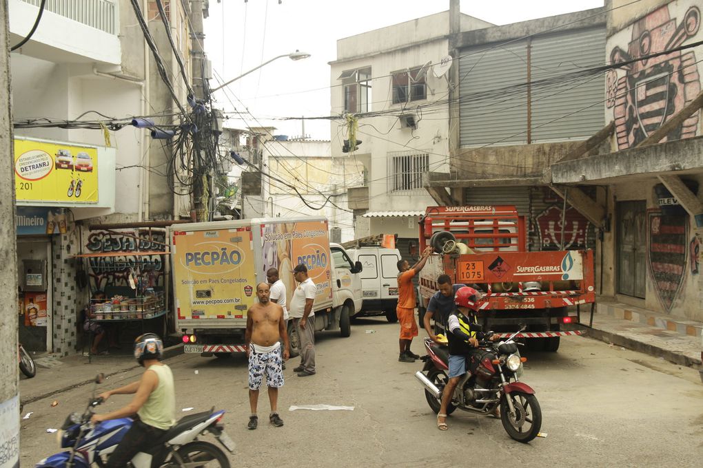 Les favelas ont leurs accès aux services : poste - petits commerces en tout genre - Electricité/eau/téléphone - nom de rue - Poubelles ... Une petite ville dans la ville !