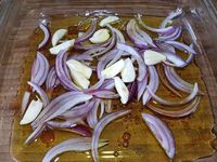 1 - Eplucher et couper l'oignon rouge en lamelles. Peler, dégermer l'ail et couper. Laver le thym et le romarin. Dans un plat en verre, mélanger les huiles, le vinaigre, ajouter l'oignon et l'ail émincés, la pulpe de tomate, les herbes (thym, romarin), le paprika doux, le piment d'Espelette et le sel. Déposer les tranches de poitrine de porc dans le plat, les retourner, couvrir d'un film étirable et réserver au réfrigérateur pour 3 h. Au bout des 3 h sortir du frigo, retourner les tranches sur l'autre face et mettre à nouveau au réfrigérateur pour 3 h.
