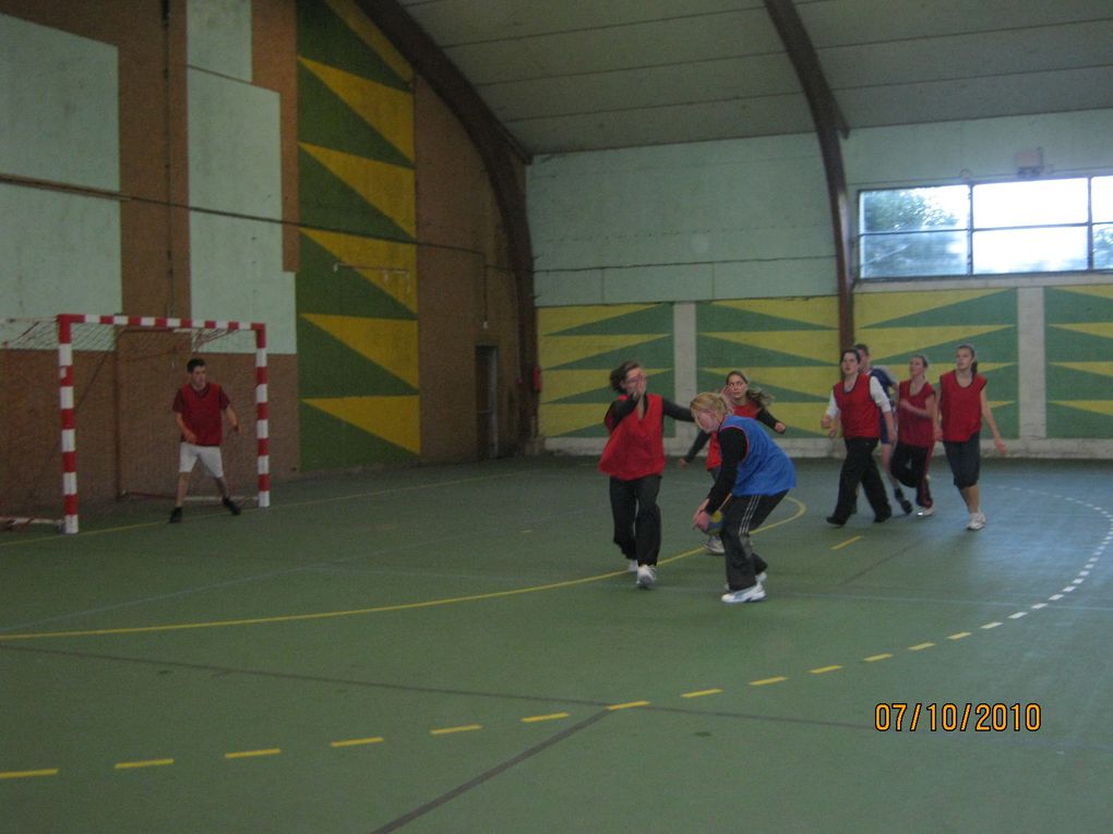 La classe de seconde 1 en pleine action lors d'une séance de handball, encadrée par M. Gwen Servais.