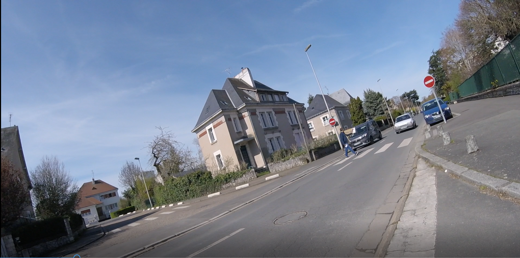 Blois, rue Leclerc, le 6 avril 2018,  le piéton a failli être heurté par un jeune automobiliste qui ne s'est pas arrêté ! 