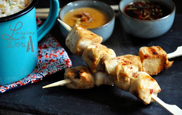 Brochettes de poulet, sauce pimentée & sauce à la pâte de cacahuètes