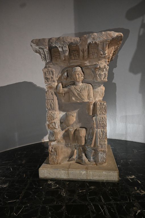 Socle aux quatre dieux et base octogonale, colonne de Merten, musée de la Cour d'Or, Metz.