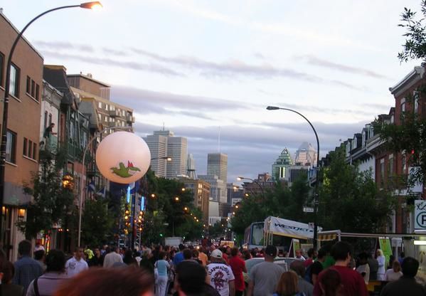 Festival Juste Pour Rire de Montréal.
Les spectacles de rue.
Parade d'ouverture
