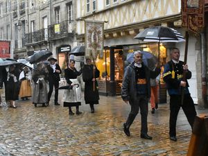 La procession du pardon de Saint-Corentin à  Quimper ... sous la pluie