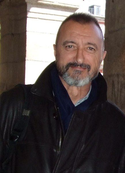	L'écrivain Arturo Pérez-Reverte sur la Plaza Mayor de Madrid., 2008