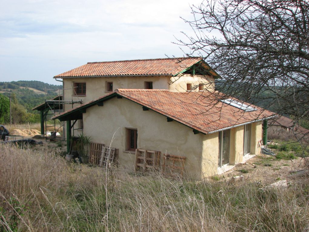 Maison bioclimatique en bottes de paille.
2007 : Conception d'une maison bioclimatique à St Pardoux de Drône (24600)
écoconstruction :
Structure : ossature bois et botte de paille
Charpente : Douglas purgé d’aubier
Couverture : tuiles roma