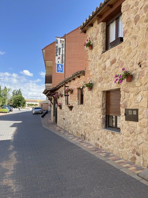 Arrivée à l’auberge très confortable et déjeuner fort convivial. La mairie est un poil pompeuse. Nous irons découvrir le petit village qui est paraît-il très accueillant ce soir. 