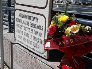 Une délégation d'ASEREF a déposé des fleurs devant la plaque de l'allée des républicains espagnols sur l'esplanade à Montpellier dimanche 14 avril. 