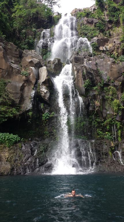 Petite marche tranquille et agréable pour arrivée à la Cascade Cormoran, juste superbe, eau fraîche, pierres pour s'asseoir et se lézarder au soleil, et arc-en-ciel en prime ^^ On a vraiment apprécié l'endroit.