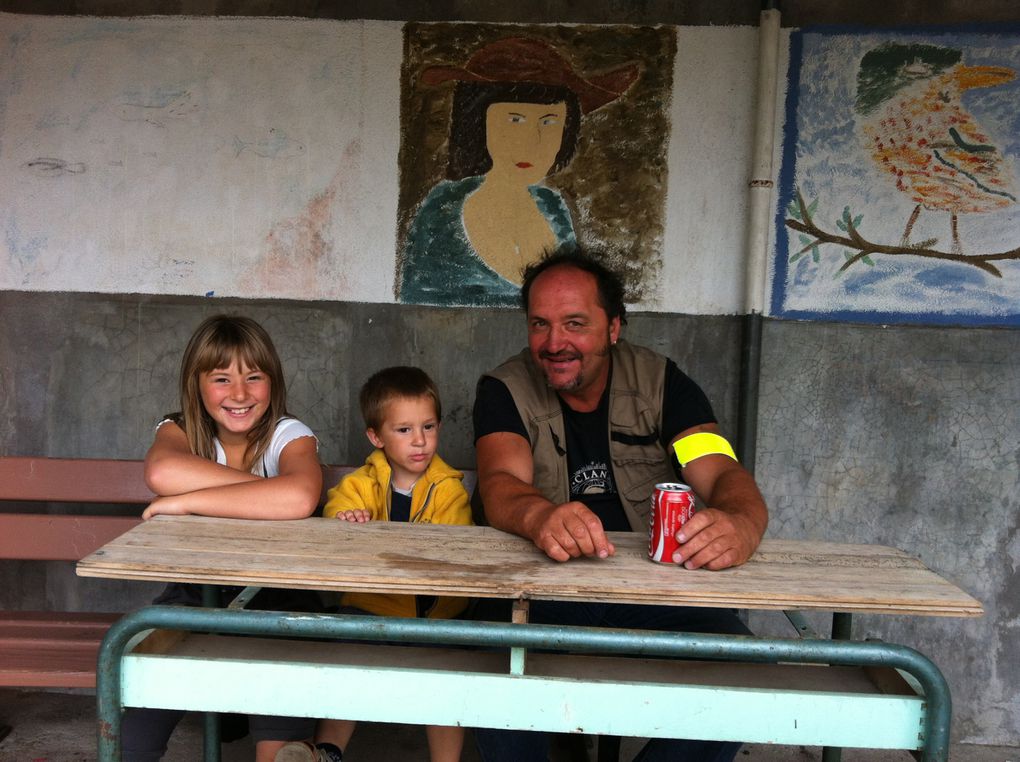 Pause repas à Granges-sur-Vologne dans une école . Merci à Alexis et Marie-Alix pour votre collaboration à notre sympathique aventure . Merci à la communauté de communes et à la mairie de Granges pour le prêt de la cour. 