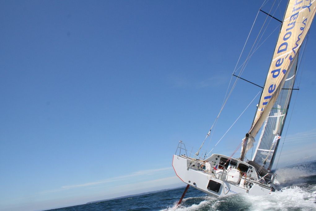 Ville de Douarnenez-Poèmes bleus en cours d'entrainement dans la baie de Douarnenez. Bertrand Guillonneau, skipper, poursuivra son entrainement jusqu'au 20 octobre. Le bateau est amarré au port de plaisance de Tréboul.