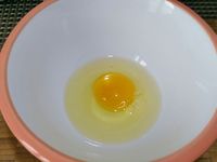 1 - Battre l'oeuf en omelette et réserver. Casser les noix et les passer au mixeur pour les réduire en poudre. Ecraser le beurre à la fourchette pour en obtenir une pommade. Incorporer le sucre, la poudre de noix, la moitié de l'oeuf battu et bien mélanger. Réserver cette préparation.