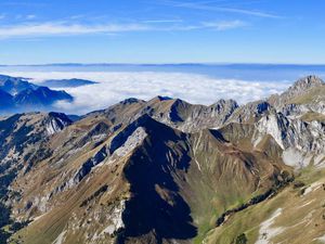 le panorama avec dans l'ordre: Genève et le Jura Suisse avec la Dôle et le Mont Tendre, la Dent d'Oche et Lausanne sous la brume, le Lavaux, le bout du Lac, la Dent de Jaman et les Rochers de Naye,les Alpes Bernoises avec au fond Eiger, Monch et la Jungfrau en majesté. Les Diablerets, les Dents du midi, le Mont Blanc, la Pointe Percée,... et retour