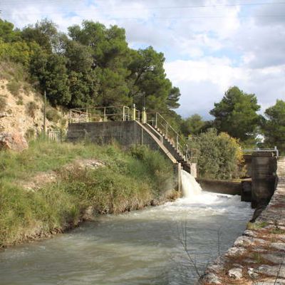 Le canal de Cadenet et sa "source" (Pierre Diamante)