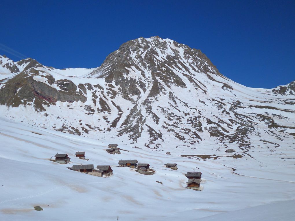 départ du parking (1966m) au dessus de Brunissard , montée à pied jusqu'au Pré Premier , puis montée à ski de fond (avec 1/2 peaux) jusqu'au Collet Haut (2207m) , puis jusqu'aux Chalets de Clapeyto (2250m) !