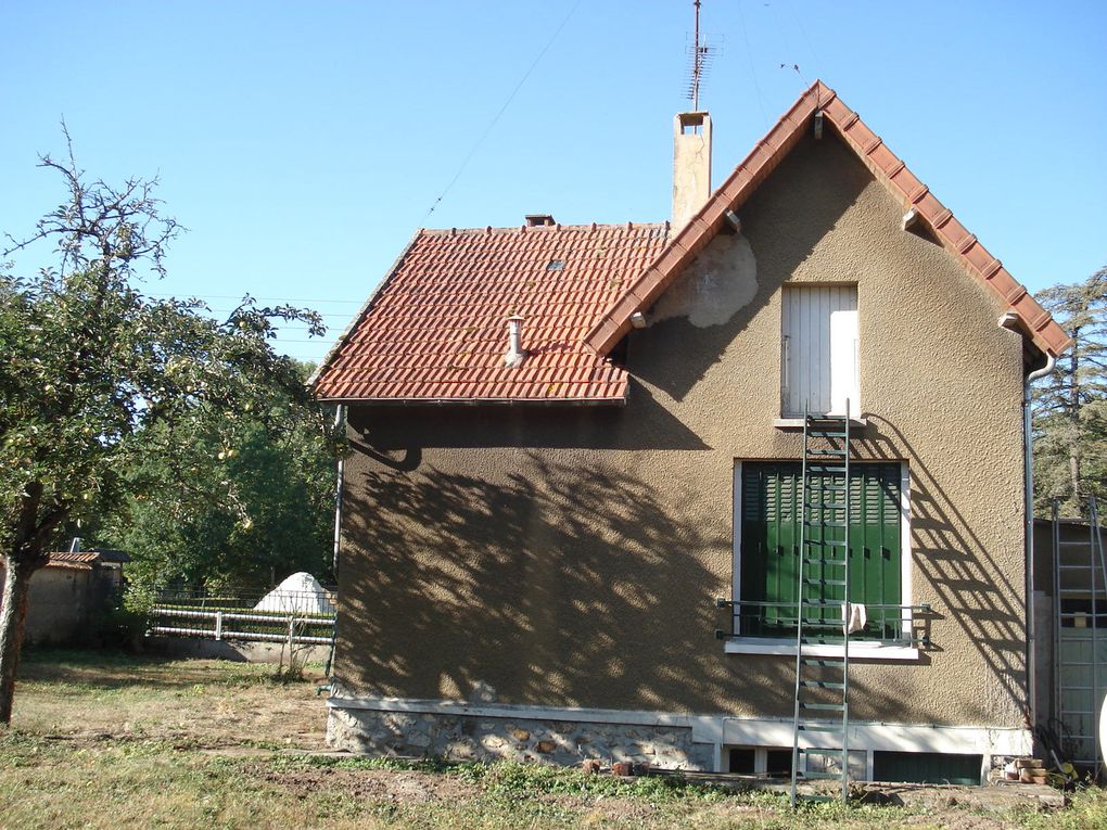 Photos avant et pendant les travaux de la phase 1... Dépose de cloisons, ouverture de baies entre l'entrée et le salon, agrandissement de la fenêtre de la salle de bain et pose d'une grille de sécurité sur mesure, cuisine composée de caissons Ikéa, plans en béton, chants métal brut traité au Rustol, intégration d'un timbre d'office...