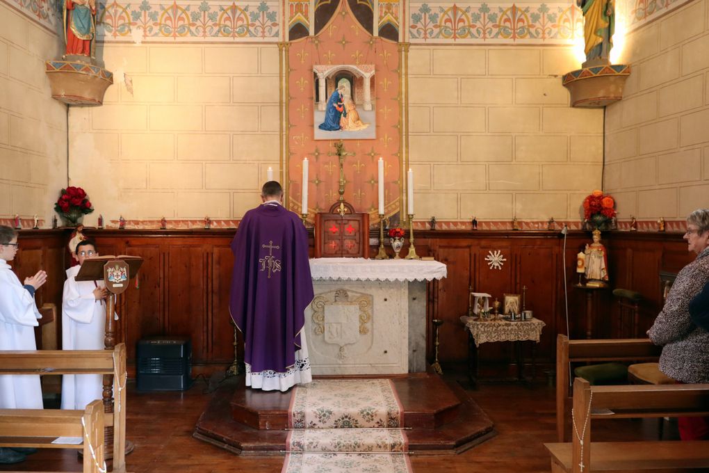 Messe avec le prêtre, habillé de couleur violet en signe de pénitence, afin de demander les grâces pour de bonnes récoltes...