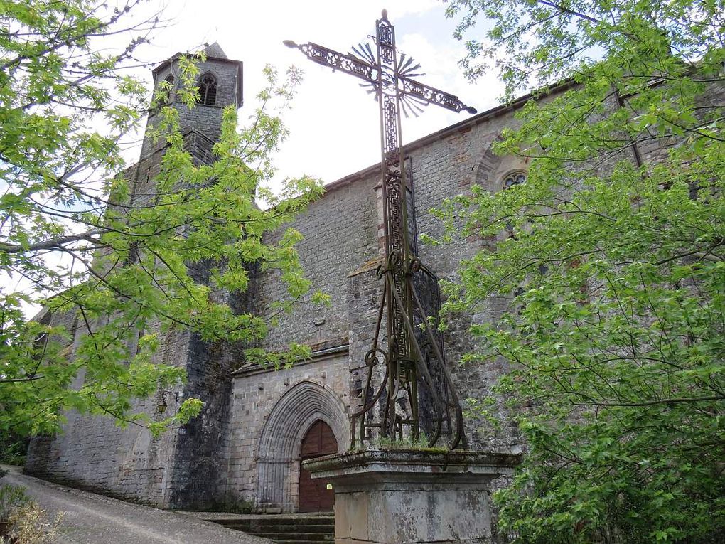 NAJAC "Un des plus beaux villages de France" s'étirant le long d’une arête rocheuse