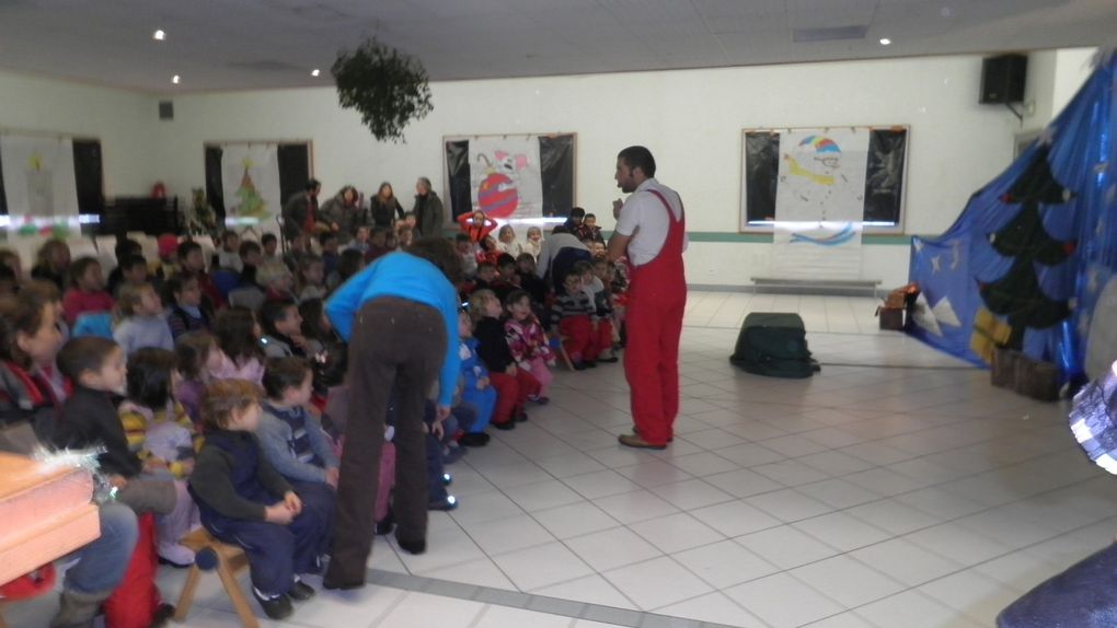 Spectacle de Noël avec toutes les classes à la salle des fêtes de St Paul