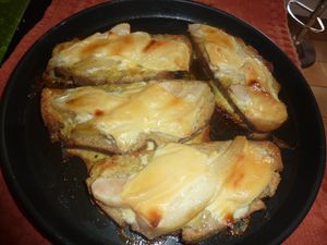Bruschetta pain de seigle poire-roquefort
