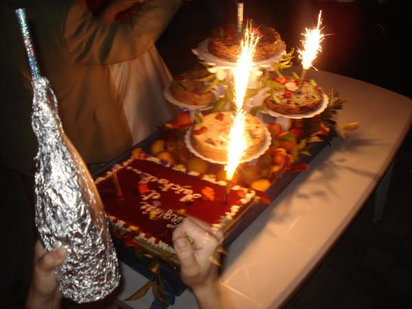 Gâteau sur présentoir pour tous vos évènements.
A votre service.