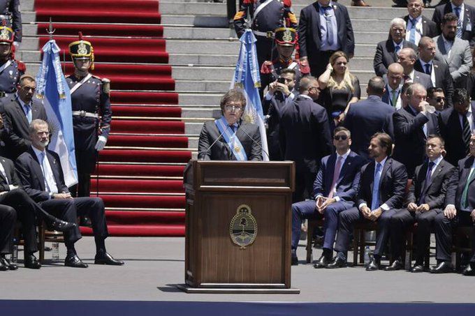 Milei promete un &quot;shock&quot; económico y reduce ministerios al asumir Presidencia de Argentina