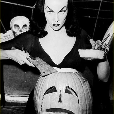 Vintage Halloween -  Maila Nurmi 1954 