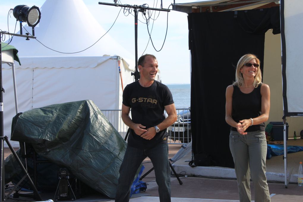 Sur le front de mer entre le casino et un bar bercé par les vagues, Royan au rythme du Rock'n'Roll avec le spectacle " Swing to the Rock" présenté par DANSE PROJECT. Soirée organisée par l'Association Générale de Pontaillac, présidée par Mad