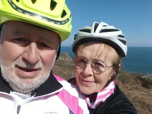 Marina et Jean-Charles à proximité de la côte d'Emeraude. (Photos de Marina.)