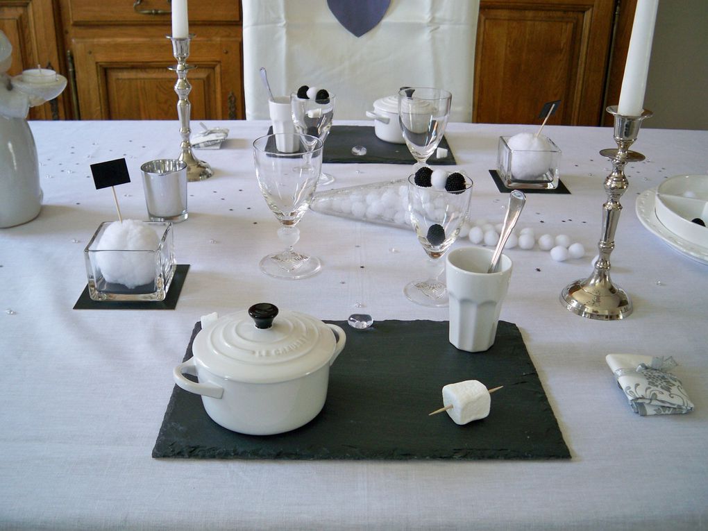 Les assiettes de présentation sont en ardoise. Elles font tout le charme de cette table et de ce diner romantique.