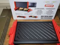 2 - Pendant ce temps, faire tremper des brochettes en bois dans de l'eau froide 10 mn pour éviter qu'elles ne brûlent à la cuisson, et préparer votre accompagnement (féculents ou légumes). Une fois le temps de macération écoulé, sortir la viande, l'égoutter et l'enfiler sur les brochettes. Faire cuire au gril, au barbecue, à la plancha, à la poêle .... 2 à 3 mn sur chaque face (ou plus suivant vos goûts - Ici nous avons utiliser le grill micro-ondes découvert chez Gifi). Servir chaud avec la sauce cajou et un accompagnement de votre choix.
