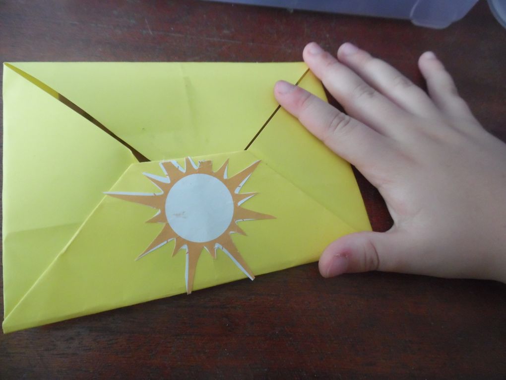créations papier et origami : roue, éventail, médailles, personnages sandwich, enveloppes avec motif en relief