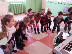 Préparation du Carnaval: chant et éveil musical avec Cédric